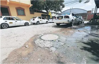  ?? FOTO: MARVIN SALGADO ?? Las aguas residuales a diario recorren la vía pública. Decenas de peatones están en peligro.