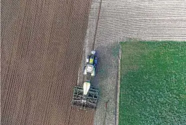  ??  ?? Das Luftbild einer Drohne zeigt einen Landwirt mit seiner Drille bei der Bestellung eines Feldes. Verglichen mit anderen OstBundesl­ändern sind die BVVG-Flächen in Thüringen kleiner. Foto: dpa Picture-Alliance / Patrick Pleul