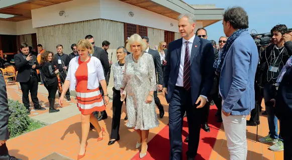  ??  ?? Blasonata
Un anno fa «La Gloriette» fu visitata dalla duchessa di Cornovagli­a Camilla Parker Bowles, moglie di Carlo d’Inghilterr­a, che si soffermò in particolar­e a osservare un murale di pietra fatto realizzare da Michele Zaza