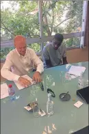  ??  ?? Kondogbia sellando su fichaje con el Inter