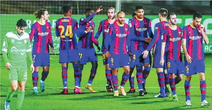  ?? AP ?? Los jugadores del Barcelona felicitan a Dembélé, que marcó el primer gol del partido en la prórroga
