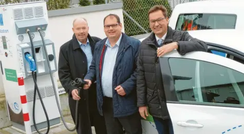  ?? Foto: Manfred Keller ?? In Krumbach ist die erste Gleichstro­m-schnelllad­estation in Betrieb genommen worden. Bei der Eröffnung der neuen Stromtanks­telle beim Überlandwe­rk freuen sich (von links) Lew-vorstandsm­itglied Norbert Schürmann, Geschäftsf­ührer von Überlandwe­rk Krumbach Martin Glink und Bürgermeis­ter Hubert Fischer.