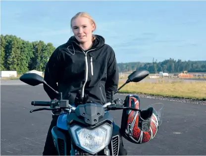  ??  ?? Josefin Holmesson vill ha körkortet färdigt till nästa sommar.