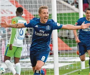  ?? Foto: dpa ?? Vor kurzem saß Lewis Holtby unter den Aussortier­ten auf der Tribüne. Inzwischen schürt er mit Eigenbeitr­ägen die Hoffnungen auf den Hamburger Klassenerh­alt. In Wolfsburg traf er zum 2:0 Zwischenst­and.