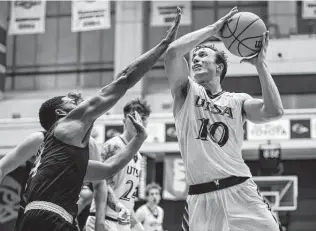  ?? Sam Owens / Staff photograph­er ?? Point guard Erik Czumbel, who averaged 3.5 shots per game in his career entering Saturday, went 8-for-16 from the field and 3-for-8 from 3 to help UTSA close out the regular season with a win.