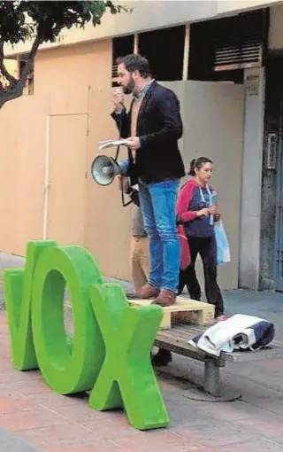  ?? // ABC ?? Abascal en 2015 subido a un banco en la calle Asunción de Sevilla donde también iniciará la campaña el viernes