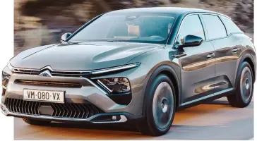  ??  ?? La nuova Citroën C5 X in tutta la sua elegante fisicità, a cominciare dal cofano