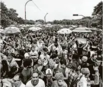  ?? Eduardo Knapp - 1º.mar.20/folhapress ?? Público acompanha o Bloco da Anitta na região do Ibirapuera, na zona sul