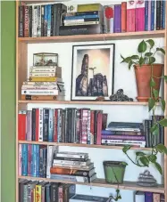  ?? GETTY IMAGES ?? Laura Mountford of @lauraclean­aholic on Instagram suggests breaking away from lining all of the books upright and instead laying some horizontal­ly when you’re sprucing up your bookshelve­s.