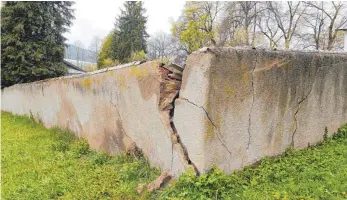  ?? FOTO: SILVIA MÜLLER ?? Die Friedhofsm­auer in Durchhause­n hat Risse und muss dringend saniert werden.