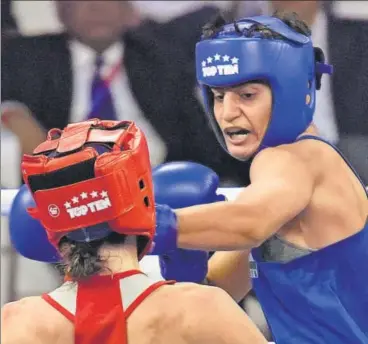  ?? SANJEEV VERMA / HT ?? ▪ Sonia Chahal (blue) lands a punch on Bulgaria`s Stanimira Petrova during World Boxing Championsh­ips on Monday.