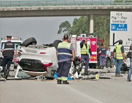  ??  ?? Carros ficaram destruídos na sequência do brutal acidente que matou dois condutores