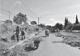  ?? /ARMANDO PEDROZA ?? El alcalde de Santa Cruz Tlaxcala, David Martínez del Razo, encabezó la faena comunitari­a realizada en la avenida Del Ferrocarri­l