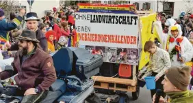  ?? ?? Aus Genderking­en stammt dieser Mottowagen, der sich mit dem aktuellen Konflikt zwischen Landwirtsc­haft und Bundespoli­tikern befasst.