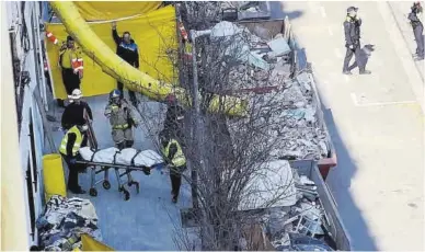  ?? Jordi Pujolar / ACN ?? Retirada del cuerpo de una de las víctimas mortales del edificio derrumbado, ayer.