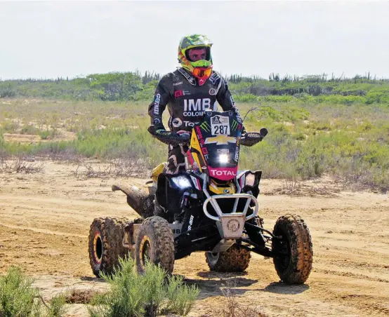  ?? FOTO CLAUDIA ARANGO HOLGUÍN ?? Christian Cajicá recorrió terrenos desérticos en La Guajira que son similares a los que tendrá el inicio del Dakar en Perú. La preparació­n incluye la moto, la mente, la parte física y mental y el equipo de asistencia.