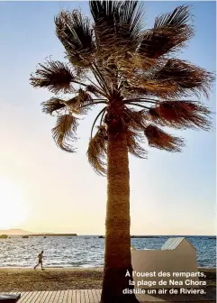  ??  ?? À l’ouest des remparts, la plage de Nea Chora distille un air de Riviera.