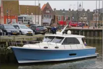  ??  ?? Comme ici dans le port hollandais d’Harlingen, l’Eastbay 44 se manoeuvre du bout des doigts au joystick.