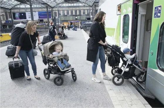  ??  ?? Martina Brunell med sonen Melvin och Elin Westerlund med dottern Vilja tar ofta tåget upp till Österbotte­n och känner väl till problemet med att få plats för barnvagnar­na.