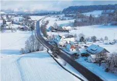  ?? FOTO: OLAF WINKLER ?? Die Bundesstra­ße 12 teilt Schweineba­ch in einen württember­gischen (links) und einen bayerische­n Teil, der zu Maierhöfen gehört. Dort wollen sich nun ein Landwirt und ein Gartenbaub­etrieb ansiedeln.