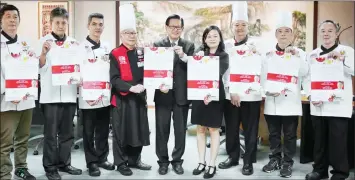  ??  ?? Lee (centre) flanked by Amelia and Goh (fourth left) joins the chefs in promoting the upcoming charity showcase featuring internatio­nal culinary personalit­y Martin Yan.