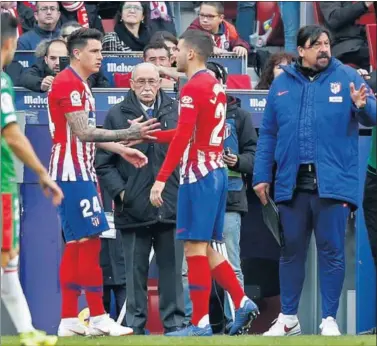  ??  ?? CAMBIO. Giménez reapareció tras su lesión para sustituir a Lucas, que salió con un esguince de rodilla.