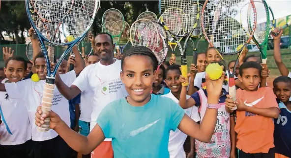  ?? FOTO: HEDEMANN ?? Die zwölfjähri­ge Sara Kasahun (vorne) wuchs nach dem Tod ihrer Mutter bei Verwandten in einem Elendsvier­tel der äthiopisch­en Hauptstadt Adis Abbeba auf. Heute gehört sie zu den Tennis-Kindern von Tariku Tesfaye (hinter ihr links). Der ehemalige...