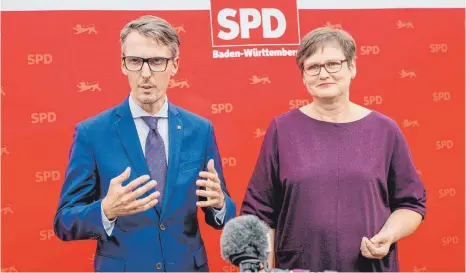  ?? FOTO: DPA ?? Leni Breymaier, Vorsitzend­e der SPD Baden-Württember­g, und ihr Herausford­erer Lars Castellucc­i.