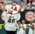 ?? FILE — THE ASSOCIATED PRESS ?? In this file photo, former Philadelph­ia Phillies manager Dallas Green holds up a Pete Rose jersey before placing it on first base, Rose’s position, during ceremonies honoring the 1980 World Series championsh­ip team at Veterans Stadium in 2000. Green,...