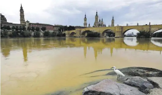  ?? JAIME GALINDO ?? El río Ebro a su paso por Zaragoza, el pasado mes de junio, tras las primeras tormentas del verano en la comunidad.