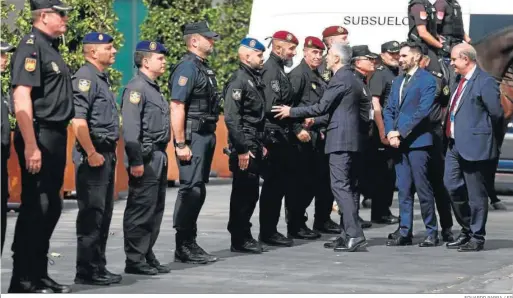  ?? EDUARDO PARRA / EP ?? El ministro del Interior, Fernando Grande-marlaska, saluda ayer durante su visita a las instalacio­nes del Centro de Coordinaci­ón en Ifema.