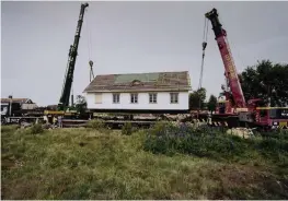  ??  ?? KNEPIGT. Småvägarna på Näset var de värsta under strapatsen. Därefter var det dags att lyfta huset till dess rätta plats.