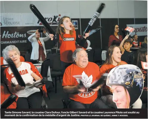  ?? PHOTOS LE JOURNAL DE QUÉBEC, ANNIE T. ROUSSEL ?? Tante Simone Savard, la cousine Clara Dufour, l’oncle Gilbert Savard et la cousine Laurence Pilote ont exulté au moment de la confirmati­on de la médaille d’argent de Justine.