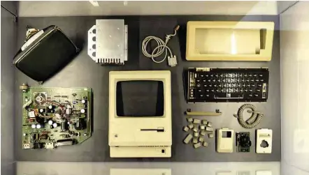  ?? Fotos Divulgação ?? Computador Macintosh, um dos mais de 200 itens em exibição a partir de hoje na mostra ‘Steve Jobs, O Visionário’