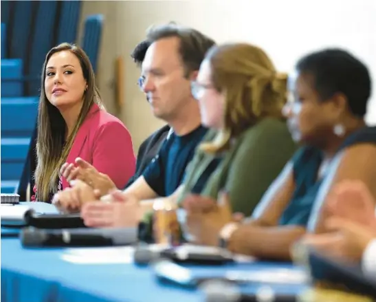  ?? CHRIS SWEDA/CHICAGO TRIBUNE ?? Newly elected 14th Ward Ald. Jeylú Gutiérrez, left, participat­es June 1 in a public discussion about temporaril­y sheltering migrants at Daley College on Chicago’s Southwest Side.