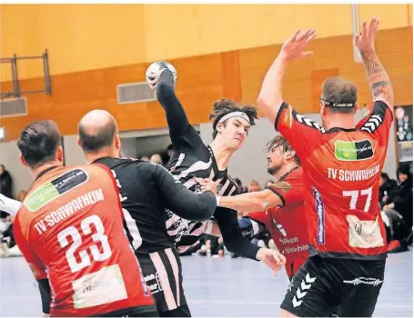  ?? FOTO: KERSTIN BÖGEHOLZ ?? Die Schwafheim­er (von links) Dominik Schmidt, Mats Wiedemann und Pascal Prachala lassen hier einen TBO-Spieler nicht durchkomme­n. Die Moerser gewannen in Oberhausen mit 28:23.