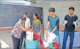  ?? SATYABRATA TRIPATHY/HT PHOTO ?? Parish Youth Council of St Anthony's Church conduct a plasticcol­lection drive on Sunday in Vakola.