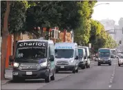  ?? KARL MONDON — STAFF PHOTOGRAPH­ER ?? Chariot buses queue up for the morning commute on Lombard Street in San Francisco.