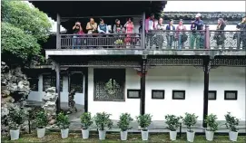  ?? JIANG DONG / CHINA DAILY ?? Overseas reporters visit a well-preserved residentia­l courtyard in Nanhexia Historical Cultural Street Area in Yangzhou.