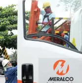  ??  ?? MERALCO ELECTRICIA­NS work on a secondary transmissi­on line in Manila.