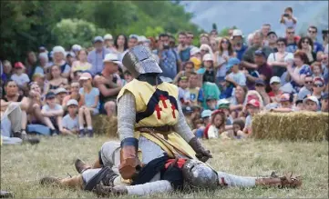  ?? (Photos Sébastien Botella) ?? La journée de dimanche s’est achevée par la reconstitu­tion de batailles entre chevaliers brigasques et tendasques.