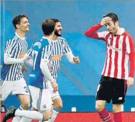  ?? FOTO: EFE ?? Los jugadores de la Real celebran uno de los goles ante el Athletic, ayer en Anoeta