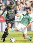  ?? FOTO: IMAGO ?? Schon spielt er gegen Claudio Pizarro – Hendrik Weydandt (li.) ist nun auch auf dem Papier Profi.