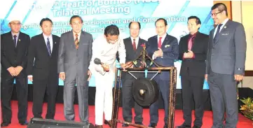  ??  ?? Dr Xavier (fourth left) officiatin­g the 12th HoB trilateral meeting in Miri as Len (3rd left) and others look on.
