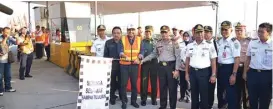  ??  ?? SUDAH DIFUNGSIKA­N: Kepala Dinas PU Bina Marga Provinsi Jawa Timur Gatot Sulistyo Hadi dan Wakil Gubernur Jatim Saifullah Yusuf meresmikan penggunaan tol Surabaya–Kertosono.