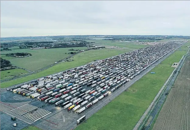 ?? DAN KITWOOD / GETTY ?? Camiones aparcados ayer en la pista del aeropuerto de Manston, a la espera de poder cruzar el canal hacia el continente