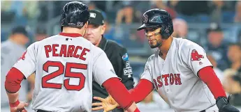  ??  ?? VICTORIA. Steve Pearce y Xander Bogaerts celebran la victoria de los Medias Rojas de Boston.