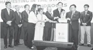  ?? — Gambar Chimon Upon ?? RASMI: Hamden (depan, kanan) bersama Lau (depan, dua kanan), Pengerusi WWF Malaysia Tan Sri Abdul Wahid Omar (depan, tiga kanan) dan Pengarah Eksekutif Pertubuhan Kayu Tropika Antarabang­sa (ITTO) Sheam Satkuru (depan, dua kiri) serta yang lain melancarka­n Buku Panduan Pembalakan Kurang Impak (RIL) Penuaian‘Ground-Based Timber’di Sarawak sempena persidanga­n.