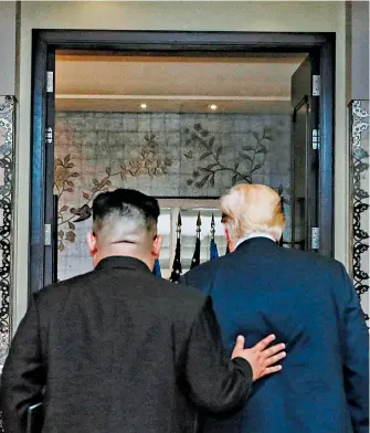 ?? AFP ?? Kim Jong-un y Donald Trump dejan la sala donde celebraron la firma del acuerdo, en el hotel Capella de Singapur/