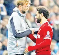  ?? — Gambar AFP ?? KLOPP (kiri) berjabat tangan dengan Salah sebelum keluar padang pada aksi separuh akhir kedua Liga Juara Juara menentang City di Stadium Etihad, Manchester Rabu lepas.